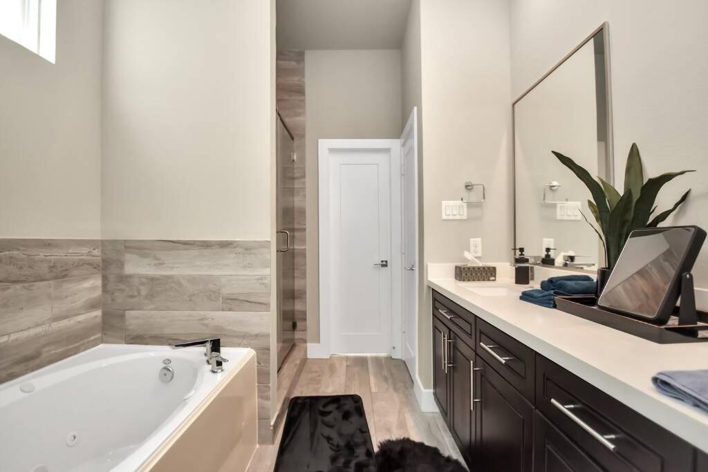 Amazing Rooftop! Downtown Skyline Views!!! Sleeps 15 Houston Kültér fotó